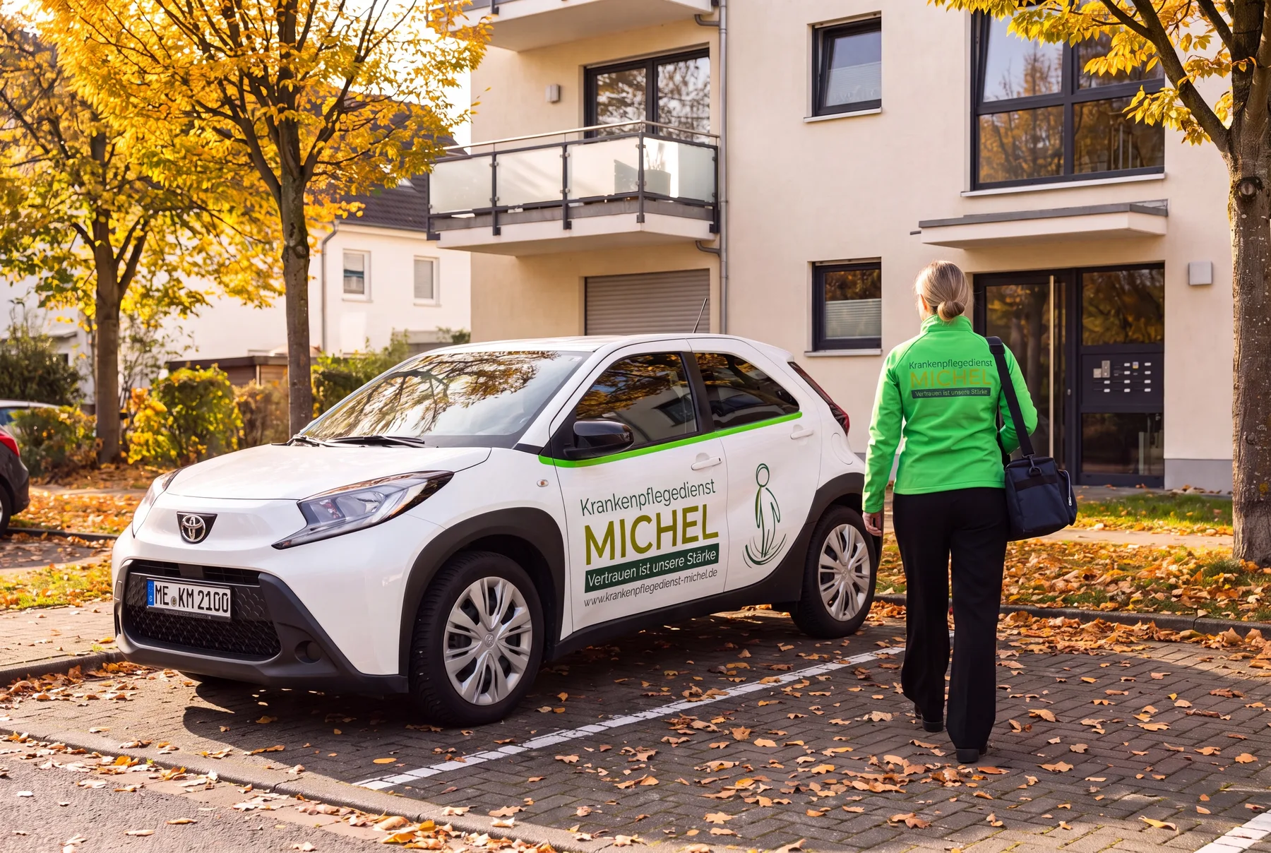 Pflegekraft des Krankenpflegedienstes Michel auf dem Weg zu einem Hausbesuch in Mettmann
